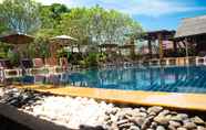 Kolam Renang 4 Clean Beach Resort 