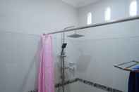 ห้องน้ำภายในห้อง Furnished Room near Masjid Raya Sumbar (Kostel Anhar)