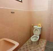 In-room Bathroom 5 Nendra Hotel