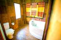 In-room Bathroom Lemur Resort