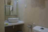 Phòng tắm bên trong Gia Bao Hotel