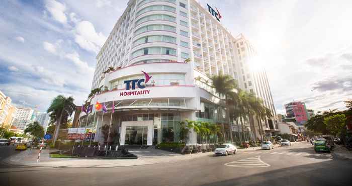 Bên ngoài TTC Hotel – Michelia