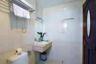 Toilet Kamar Lucky Star Hotel 266 De Tham  