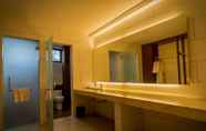 In-room Bathroom 4 Mandurah Hotel