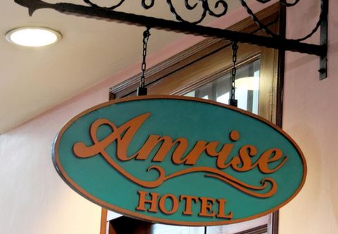 外部的 Amrise Hotel