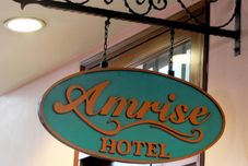 外部的 Amrise Hotel