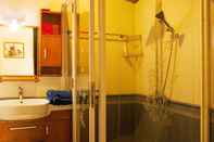 In-room Bathroom Hoa Mau Don Homestay