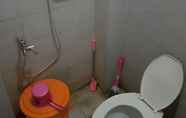 Toilet Kamar 3 Affordable Room near Airport at 488 Home