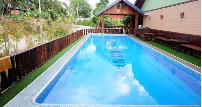 สระว่ายน้ำ Baanbor Resort