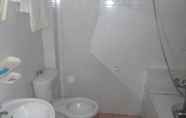 In-room Bathroom 4 Hoa Thinh Hotel