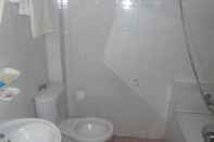 Phòng tắm bên trong Hoa Thinh Hotel