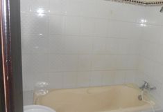 Phòng tắm bên trong 7 Hoa Thinh Hotel