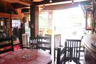 Bar, Cafe and Lounge Mini Tiga Homestay