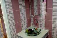 ห้องน้ำภายในห้อง Rueng Sri Siri Guesthouse