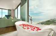 Toilet Kamar 2 Yarra Ocean Suites Danang