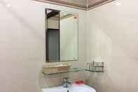 Phòng tắm bên trong Cat Phuong Hotel