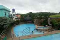 Kolam Renang Dona Josefa Beach Resort