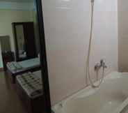 Phòng tắm bên trong 5 Thinh Van Hotel