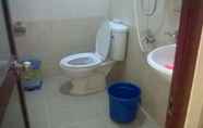 Toilet Kamar 7 Nhat Thong Hotel