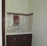 Toilet Kamar 5 Affordable Room @Kubu Resa Jalan Tegeh Sari