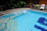 สระว่ายน้ำ VIP Hotel