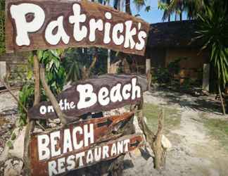 Bangunan 2 Patrick's on the Beach Resort