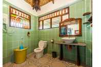 Toilet Kamar Patrick's on the Beach Resort