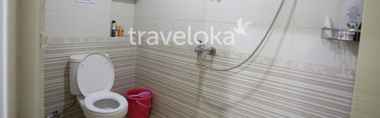 Toilet Kamar 3 Single Room near Ciumbuleuit at Three Brothers Homestay (WIL)