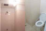 Toilet Kamar Comfy Room at Serpong Greenview Apartment