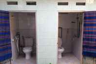 Phòng tắm bên trong Linh Soi Homestay (Nha San 20)