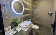 Phòng tắm bên trong 4 Le Gia Hotel Dalat