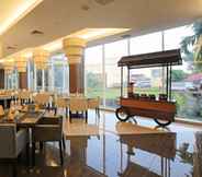 Restaurant 6 Luminor Hotel Jambi Kebun Jeruk By WH