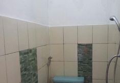 Toilet Kamar 2 Simple Room in Tawangmangu at Pandawa Homestay