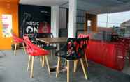 Bar, Kafe, dan Lounge 5 Front One Inn Sidoarjo