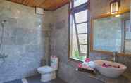In-room Bathroom 4 Tropical Garden Homestay Villa