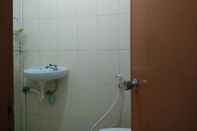 Toilet Kamar Value  Room in Ujung Pandang Baru at Homestay Transit