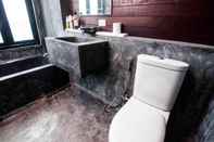 Toilet Kamar Nui Bay Sunset Villa 12