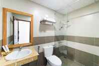 Phòng tắm bên trong Quoc Thien Hotel
