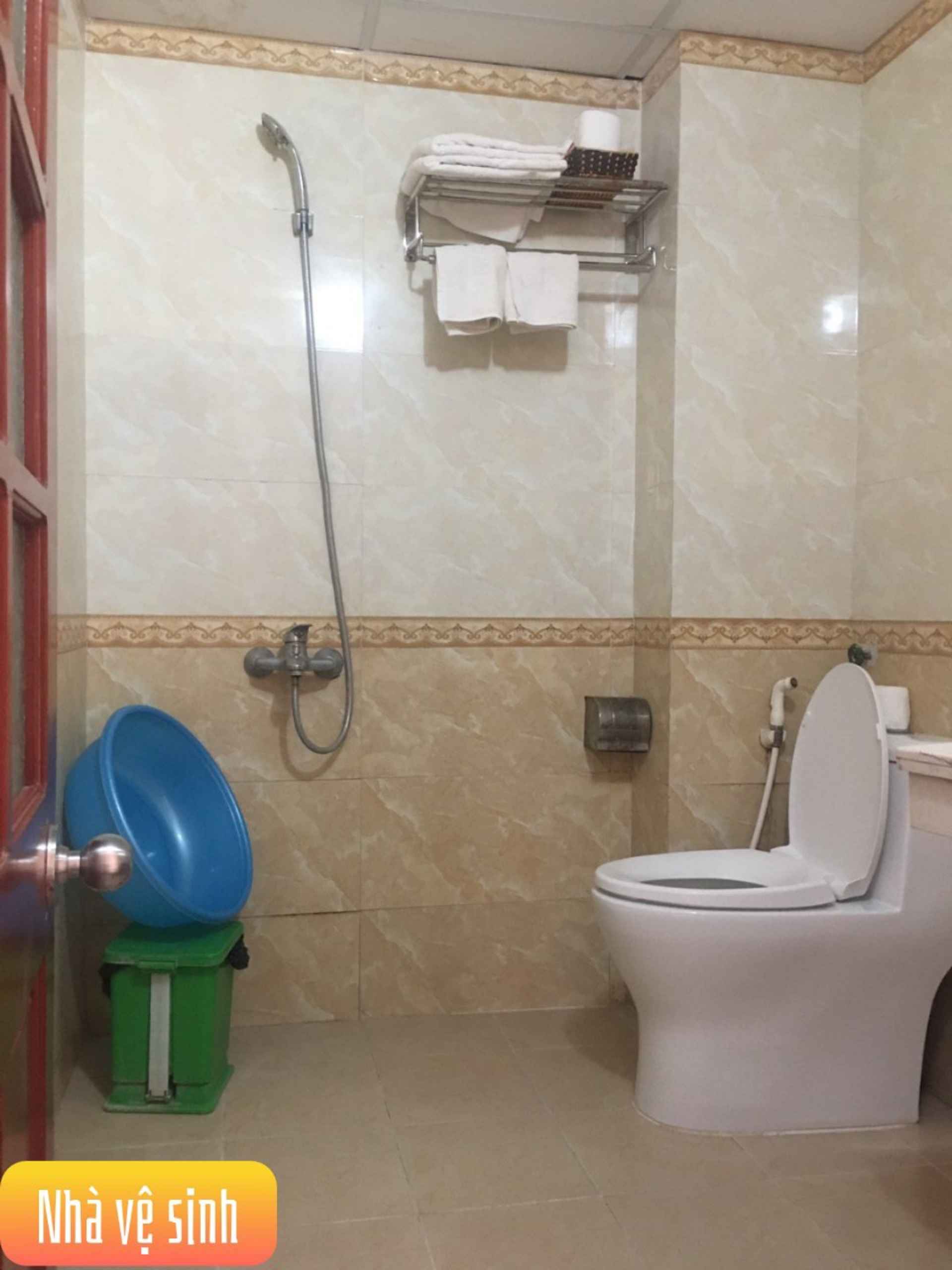 Phòng tắm bên trong Bien Doi Hotel