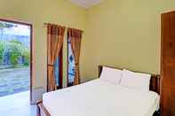 ห้องนอน OYO 91738 Ciung Wanara Guest House