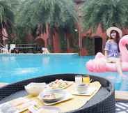 สระว่ายน้ำ 2 Thada Chateau Hotel (SHA Certified)