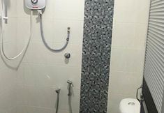 In-room Bathroom 5 Lunas Homestay