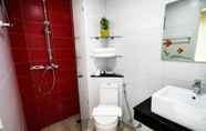 In-room Bathroom 5 S5 Residence & cafe