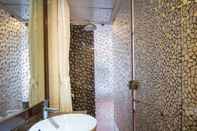 Phòng tắm bên trong May De Ville Legend Hotel