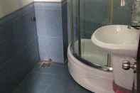 Phòng tắm bên trong Quynh Lien hotel