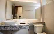 Toilet Kamar 5 The Wing Lanna Hotel