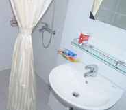 In-room Bathroom 6 Rosana Serviced Apartment