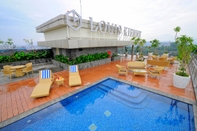 Swimming Pool Louis Kienne Hotel Pandanaran