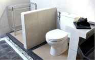 Toilet Kamar 4 Nick's Guest House Sukawati