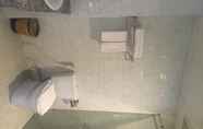 Toilet Kamar 7 New Life Hotel